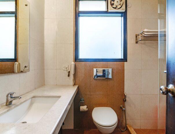 10/10, J Block, DLF Phase-2, MG Road — image 2