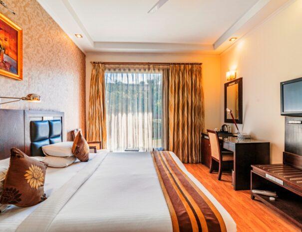 10/10, J Block, DLF Phase-2, MG Road — image 3